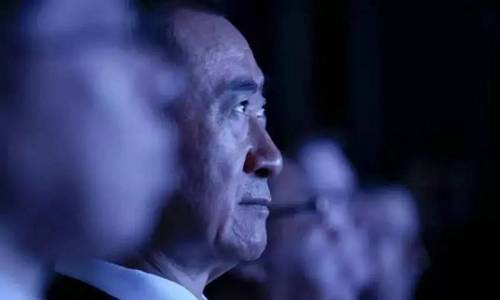 “萬達(dá)線上線下融合往哪個(gè)方向走呢？我可以給大家透露自己的想法，主要是我們?nèi)斯ぶ悄苌系南敕ǎF(xiàn)在隨著人工智能的發(fā)展，人臉識(shí)別越來越精準(zhǔn)，精準(zhǔn)識(shí)別為我們的應(yīng)用打開基礎(chǔ)，我們進(jìn)門就自動(dòng)掃……所以我們主要的研究方向就是人工智能，并且將大量實(shí)施?！? data-type=