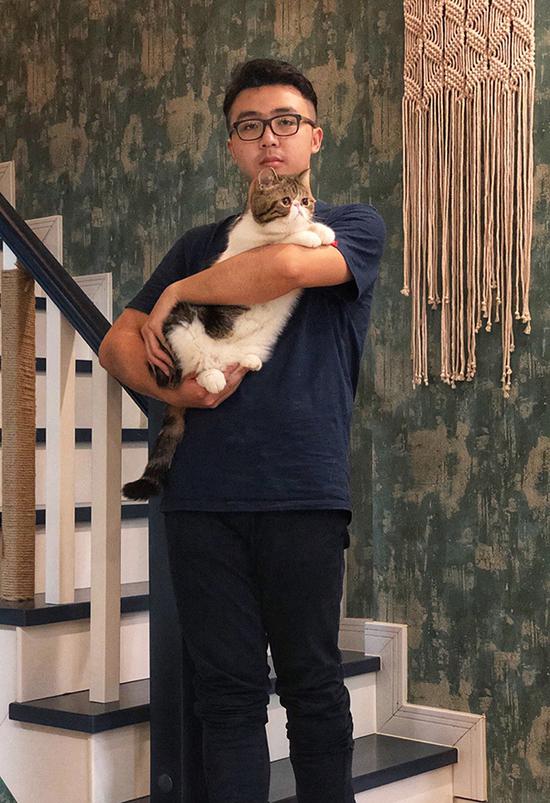 譚盛田說自己平日里“得過且過”，用“二”的態(tài)度對待生活，其實正是成都人推崇的“天性樂觀，熱愛生活”。本文圖均為澎湃新聞記者 陳凱姿 圖