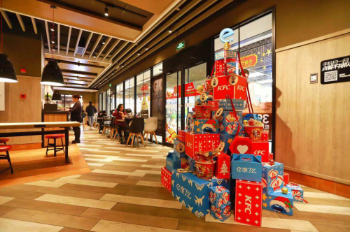 本次餓了么與肯德基的合作，便是全場景視域下的一次數(shù)字化融合營銷。面對繁盛的阿里本地生活服務(wù)生態(tài)圈所蘊(yùn)含的無窮可能性，此次的合作，旨在拓展和打通用戶的體驗鏈路，不止餓了么線上單一用戶觸點，更融入肯德基線下五城60家門店同步觸達(dá)門店消費者，消費者可以通過店內(nèi)餓了么圣誕樹裝置直接領(lǐng)取線上紅包福利。從其中，我們不難窺探到肯德基數(shù)字化升級的決心，更能感受到餓了么驅(qū)策線上線下消費場景緊密聯(lián)動的澎湃推力。