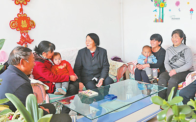 申紀(jì)蘭：人民代表就要代表人民

老人坐在陽光里，臉上的每道皺紋都是不朽的歲月痕跡。她身后的墻上，掛滿了照片，有集體照、有單獨(dú)照……【詳細(xì)】
