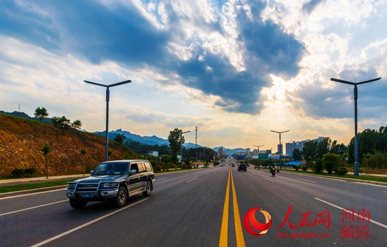 河南：鋪就"四好農(nóng)村路" 打開(kāi)鄉(xiāng)村幸福門　　在中原大地，四通八達(dá)的“四好農(nóng)村路”像一條條“血管”，喚醒沉睡的村莊，催生鄉(xiāng)村的“蝶變”……【詳細(xì)】