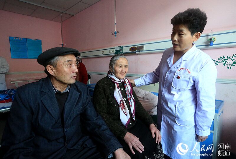 援疆醫(yī)生馬啟敏：給牧民帶來(lái)"生"的希望　　三年兩次援疆，河南醫(yī)生馬啟敏用精湛的醫(yī)術(shù)，呵護(hù)著牧區(qū)女性的健康，給這片土地帶來(lái)了“生”的希望。三九寒冬，距離鄭州2600公里的新疆哈密市巴里坤哈薩克族自治縣最低氣溫達(dá)零下30攝氏度，但巴里坤縣人民醫(yī)院一樓的病房?jī)?nèi)卻格外溫暖……【詳細(xì)】