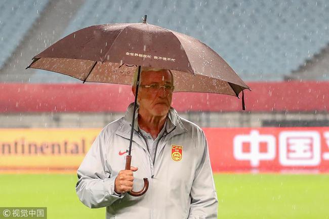 里皮雨中指揮國(guó)足備戰(zhàn)