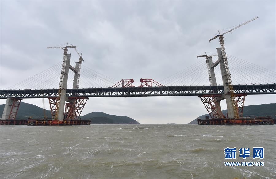 平潭海峽公鐵兩用大橋大小練島水道橋鋼桁梁合龍