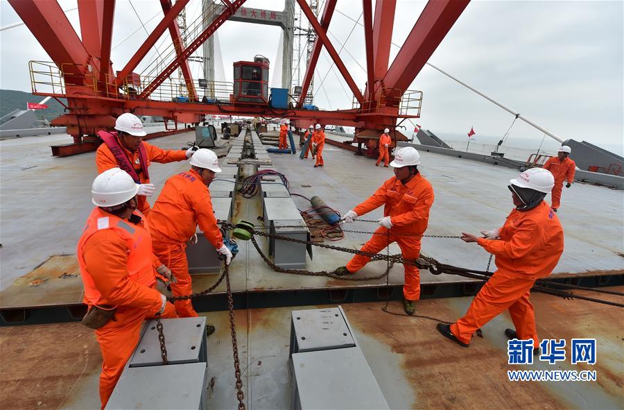 平潭海峽公鐵兩用大橋大小練島水道橋鋼桁梁合龍