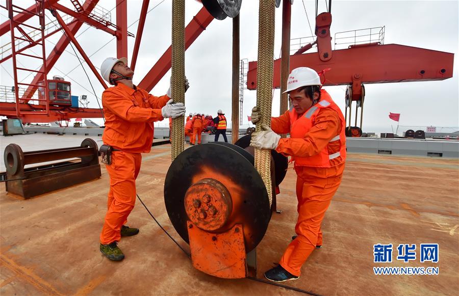 平潭海峽公鐵兩用大橋大小練島水道橋鋼桁梁合龍