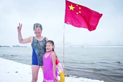 大雪突降，長(zhǎng)江日?qǐng)?bào)記者探訪各行各業(yè)從容應(yīng)對(duì)，武漢迎來(lái)瑞雪豐年