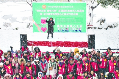 大雪突降，長(zhǎng)江日?qǐng)?bào)記者探訪各行各業(yè)從容應(yīng)對(duì)，武漢迎來(lái)瑞雪豐年