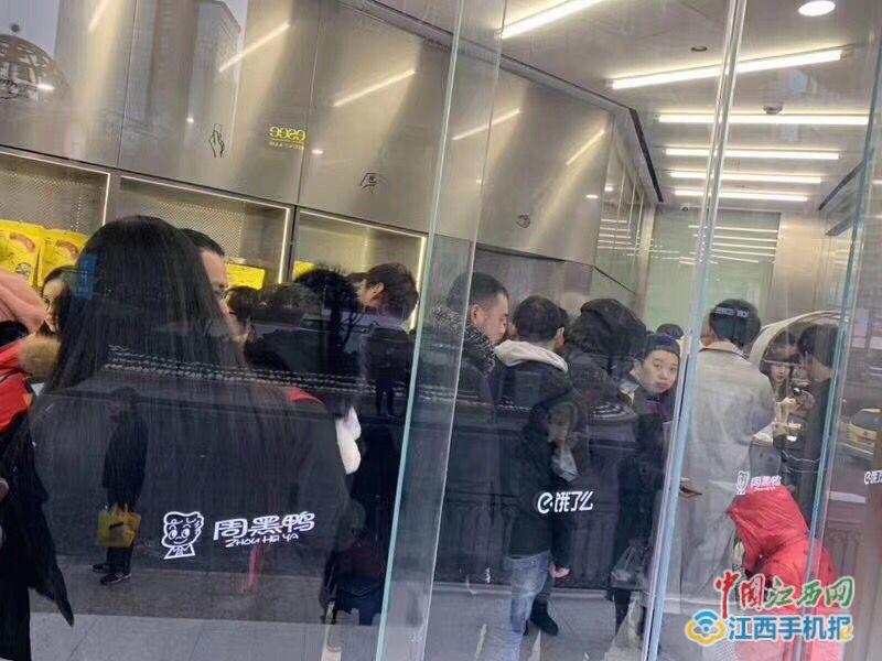 周黑鴨×餓了么品牌外賣(mài)聯(lián)合店開(kāi)業(yè) 頻頻觸電主題店