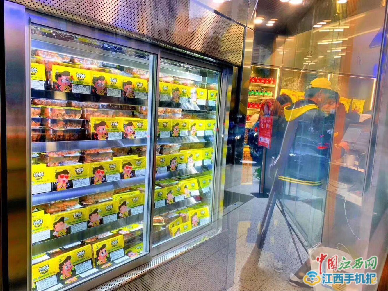 周黑鴨×餓了么品牌外賣(mài)聯(lián)合店開(kāi)業(yè) 頻頻觸電主題店