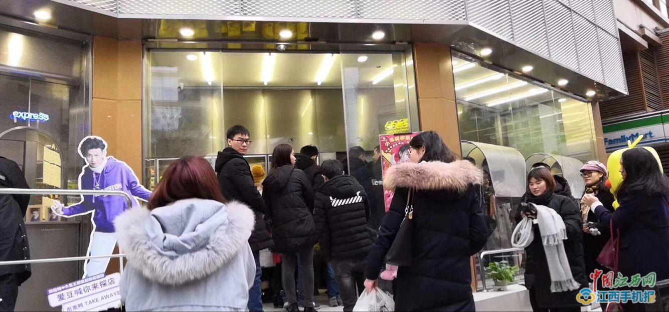 周黑鴨×餓了么品牌外賣(mài)聯(lián)合店開(kāi)業(yè) 頻頻觸電主題店