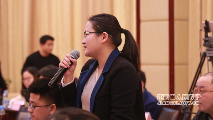 新法制報(bào)記者_(dá)副本.jpg 《關(guān)于保護(hù)企業(yè)家合法權(quán)益 激發(fā)優(yōu)秀企業(yè)家精神的實(shí)施意見(jiàn)》政策解讀新聞發(fā)