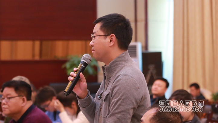 江西日?qǐng)?bào)記者2_副本.jpg 《關(guān)于保護(hù)企業(yè)家合法權(quán)益 激發(fā)優(yōu)秀企業(yè)家精神的實(shí)施意見(jiàn)》政策解讀新聞發(fā)