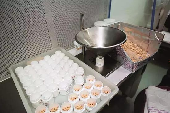 2018年4月24日，采取收網(wǎng)行動(dòng)時(shí)，嘉興警方在大連思蘭德公司查封的假藥倉(cāng)庫(kù)。