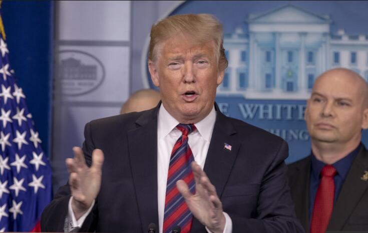 特朗普“出人意料”現(xiàn)身白宮新聞發(fā)布廳 還是為了建墻的事