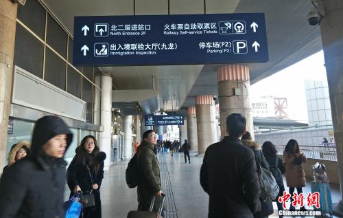 資料圖：前往自助取票區(qū)的旅客。姚露 攝