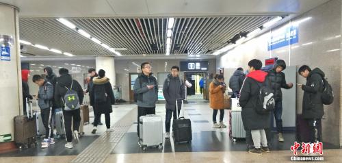 資料圖：正在車站內(nèi)候車的旅客。姚露 攝