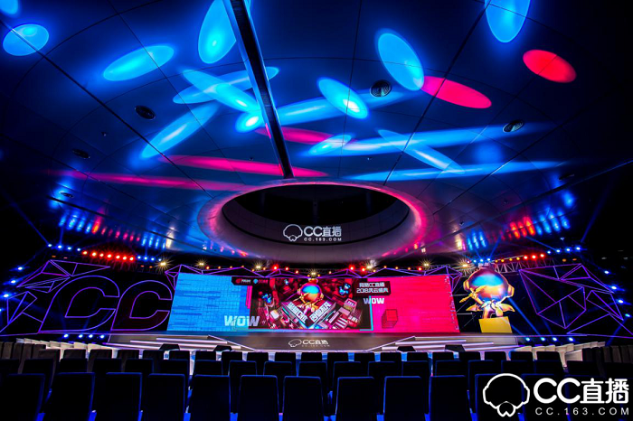 除此之外,網(wǎng)易CC直播對盛典現(xiàn)場也做了很多別出心裁的設計,現(xiàn)場分為互動區(qū)、采訪區(qū)以及主題舞臺區(qū)。值得注意的是在互動區(qū)域,CC3D小金人通過投影技術,實現(xiàn)不同的效果體驗,增強現(xiàn)場粉絲與主播的實時互動。在現(xiàn)場引起眾多粉絲駐足觀看的還有發(fā)光秋千,頗具創(chuàng)意的燈光效果設計引發(fā)了眾多粉絲拍照發(fā)微博以及朋友圈,分享實時動態(tài)。