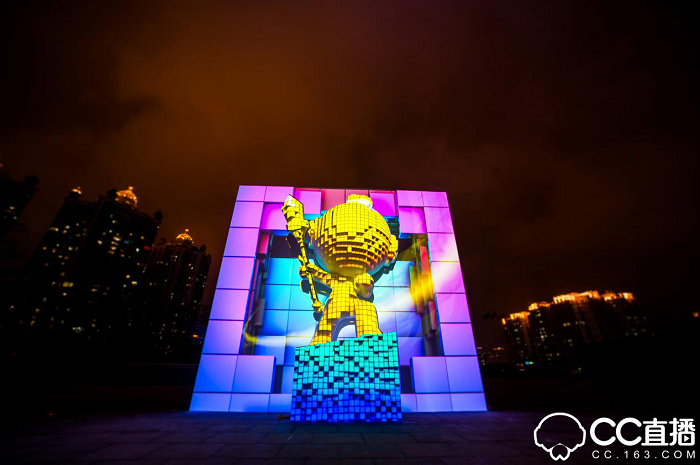 除此之外,網(wǎng)易CC直播對盛典現(xiàn)場也做了很多別出心裁的設計,現(xiàn)場分為互動區(qū)、采訪區(qū)以及主題舞臺區(qū)。值得注意的是在互動區(qū)域,CC3D小金人通過投影技術,實現(xiàn)不同的效果體驗,增強現(xiàn)場粉絲與主播的實時互動。在現(xiàn)場引起眾多粉絲駐足觀看的還有發(fā)光秋千,頗具創(chuàng)意的燈光效果設計引發(fā)了眾多粉絲拍照發(fā)微博以及朋友圈,分享實時動態(tài)。
