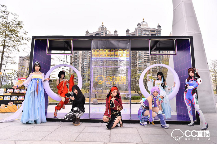 除此之外,網(wǎng)易CC直播對盛典現(xiàn)場也做了很多別出心裁的設計,現(xiàn)場分為互動區(qū)、采訪區(qū)以及主題舞臺區(qū)。值得注意的是在互動區(qū)域,CC3D小金人通過投影技術,實現(xiàn)不同的效果體驗,增強現(xiàn)場粉絲與主播的實時互動。在現(xiàn)場引起眾多粉絲駐足觀看的還有發(fā)光秋千,頗具創(chuàng)意的燈光效果設計引發(fā)了眾多粉絲拍照發(fā)微博以及朋友圈,分享實時動態(tài)。