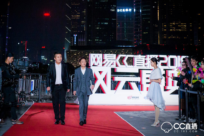 除此之外,網(wǎng)易CC直播對盛典現(xiàn)場也做了很多別出心裁的設計,現(xiàn)場分為互動區(qū)、采訪區(qū)以及主題舞臺區(qū)。值得注意的是在互動區(qū)域,CC3D小金人通過投影技術,實現(xiàn)不同的效果體驗,增強現(xiàn)場粉絲與主播的實時互動。在現(xiàn)場引起眾多粉絲駐足觀看的還有發(fā)光秋千,頗具創(chuàng)意的燈光效果設計引發(fā)了眾多粉絲拍照發(fā)微博以及朋友圈,分享實時動態(tài)。