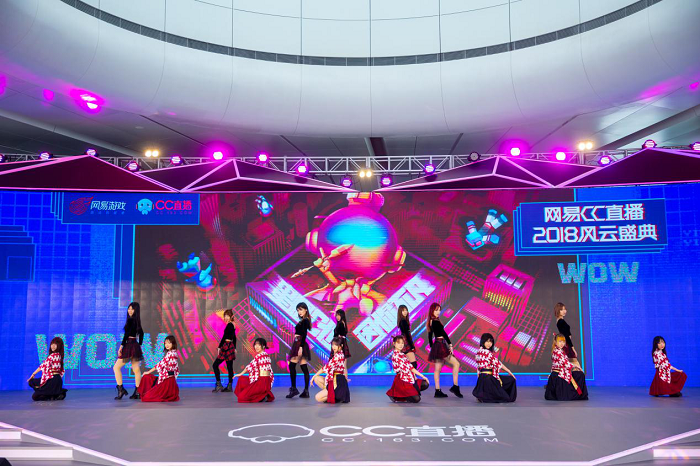 除此之外,網(wǎng)易CC直播對盛典現(xiàn)場也做了很多別出心裁的設計,現(xiàn)場分為互動區(qū)、采訪區(qū)以及主題舞臺區(qū)。值得注意的是在互動區(qū)域,CC3D小金人通過投影技術,實現(xiàn)不同的效果體驗,增強現(xiàn)場粉絲與主播的實時互動。在現(xiàn)場引起眾多粉絲駐足觀看的還有發(fā)光秋千,頗具創(chuàng)意的燈光效果設計引發(fā)了眾多粉絲拍照發(fā)微博以及朋友圈,分享實時動態(tài)。