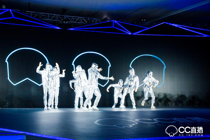 除此之外,網(wǎng)易CC直播對盛典現(xiàn)場也做了很多別出心裁的設計,現(xiàn)場分為互動區(qū)、采訪區(qū)以及主題舞臺區(qū)。值得注意的是在互動區(qū)域,CC3D小金人通過投影技術,實現(xiàn)不同的效果體驗,增強現(xiàn)場粉絲與主播的實時互動。在現(xiàn)場引起眾多粉絲駐足觀看的還有發(fā)光秋千,頗具創(chuàng)意的燈光效果設計引發(fā)了眾多粉絲拍照發(fā)微博以及朋友圈,分享實時動態(tài)。