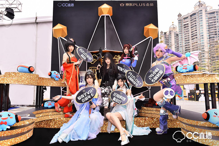 除此之外,網(wǎng)易CC直播對盛典現(xiàn)場也做了很多別出心裁的設計,現(xiàn)場分為互動區(qū)、采訪區(qū)以及主題舞臺區(qū)。值得注意的是在互動區(qū)域,CC3D小金人通過投影技術,實現(xiàn)不同的效果體驗,增強現(xiàn)場粉絲與主播的實時互動。在現(xiàn)場引起眾多粉絲駐足觀看的還有發(fā)光秋千,頗具創(chuàng)意的燈光效果設計引發(fā)了眾多粉絲拍照發(fā)微博以及朋友圈,分享實時動態(tài)。
