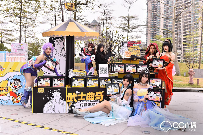 除此之外,網(wǎng)易CC直播對盛典現(xiàn)場也做了很多別出心裁的設計,現(xiàn)場分為互動區(qū)、采訪區(qū)以及主題舞臺區(qū)。值得注意的是在互動區(qū)域,CC3D小金人通過投影技術,實現(xiàn)不同的效果體驗,增強現(xiàn)場粉絲與主播的實時互動。在現(xiàn)場引起眾多粉絲駐足觀看的還有發(fā)光秋千,頗具創(chuàng)意的燈光效果設計引發(fā)了眾多粉絲拍照發(fā)微博以及朋友圈,分享實時動態(tài)。