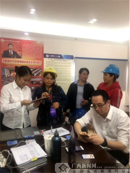 北部灣銀行南湖支行走進(jìn)工地開(kāi)展“桂建通”卡營(yíng)銷活動(dòng)