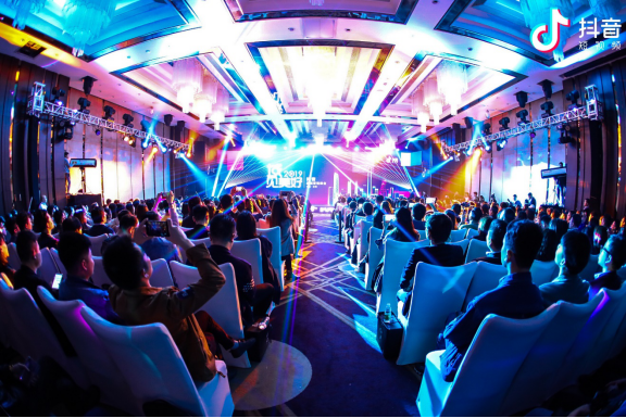 抖音區(qū)域互動(dòng)營(yíng)銷爆款法則解密 抖音區(qū)域互動(dòng)營(yíng)銷爆款法則解密