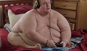 630斤宅男被母親趕出門 整天赤身打游戲，自稱吃到死