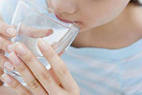 盛夏要喝溫開(kāi)水夏天，應(yīng)該養(yǎng)成喝溫開(kāi)水的習(xí)慣，盡量少喝或不喝冷水或冷飲。與體溫相近的溫水分子能較快排列整齊地進(jìn)入腸壁，所以能解渴。另外，喝了溫飲出點(diǎn)汗，可帶走體內(nèi)部分熱量，這樣飲水對(duì)身體無(wú)害?！驹敿?xì)】衛(wèi)生健康