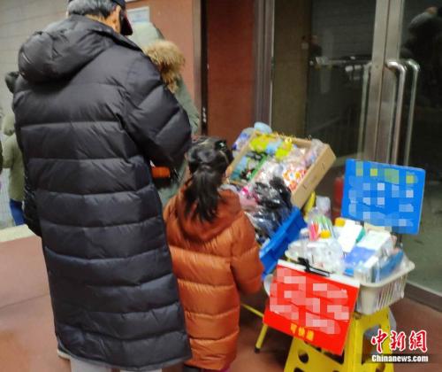 保健品營(yíng)銷謊言洗腦,“我媽現(xiàn)在還相信權(quán)健”(3)