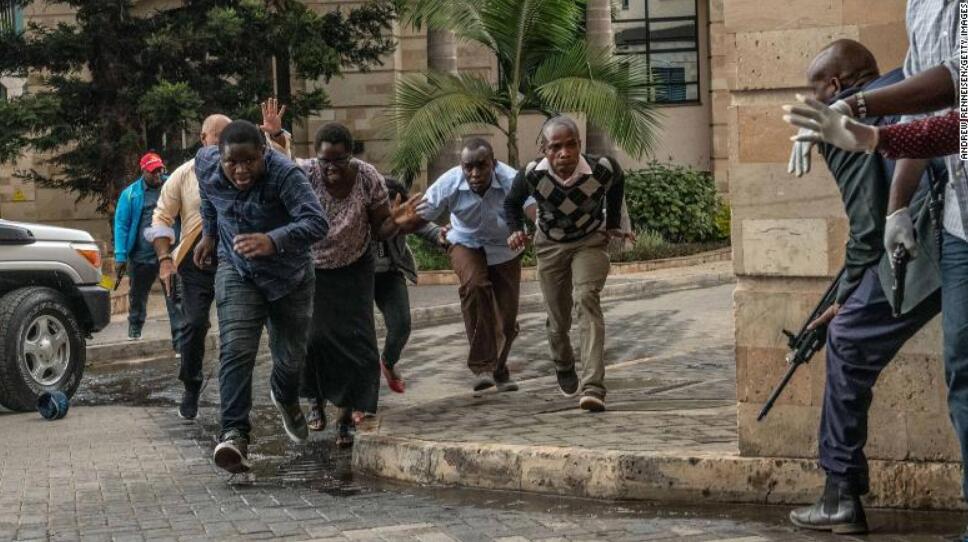 肯尼亞內(nèi)羅畢酒店大樓遭襲擊至少11死 遇難者國籍暫未公布