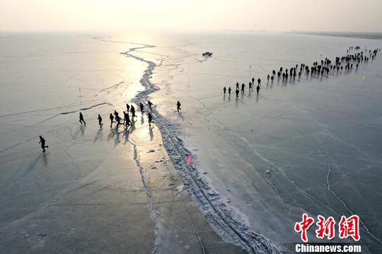 中國旅游新聞網(wǎng)：新疆博斯騰湖“冰雪+”讓冰雪體育“熱”起來 冰雪旅游“火
