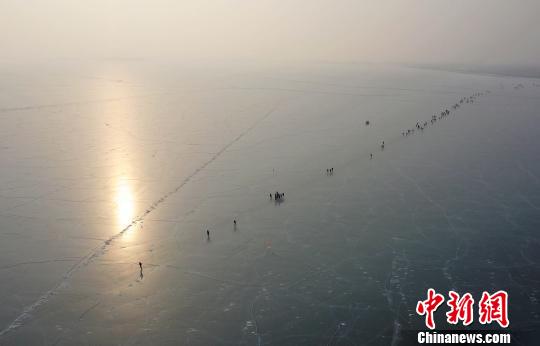 2019年1月19日，航拍新疆博湖縣全民冰上馬拉松比賽?！∧昀?攝