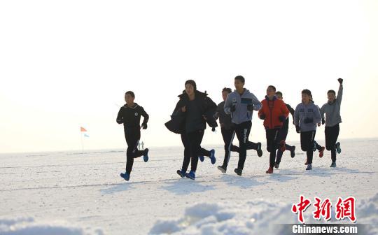 19日，800余名冰上馬拉松競賽選手 “全副武裝”前行，他們在千里冰封的博斯騰湖面上劃出一條閃亮的軌跡。　年磊 攝