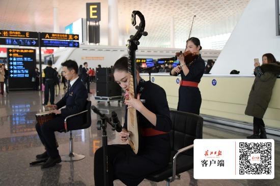 春運首日，東航帥哥美女用歌舞為旅客送上祝福