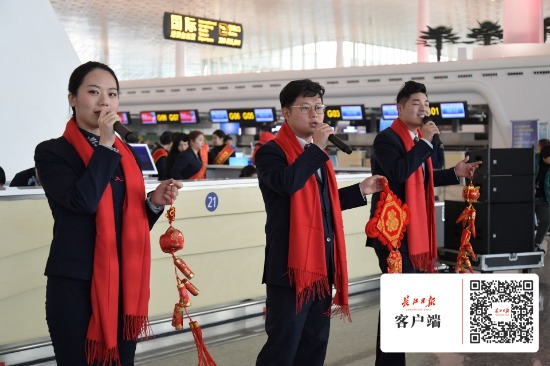 春運首日，東航帥哥美女用歌舞為旅客送上祝福