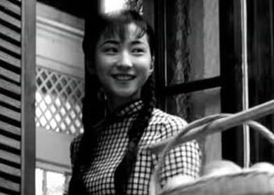 有人犯規(guī)！春節(jié)拍黑白廣告！