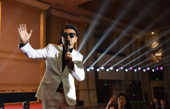 “神秘營銷第一人”背影哥——?jiǎng)?chuàng)營銷大時(shí)代壯舉！