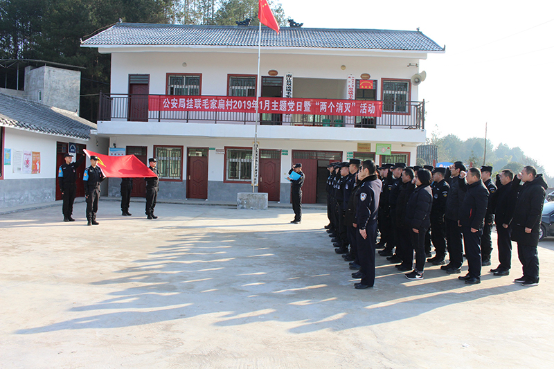 【脫貧攻堅(jiān)在行動】南江百余民警放下“鋼槍”拿鋤頭 下到田間地頭開展主題黨日活動(圖)