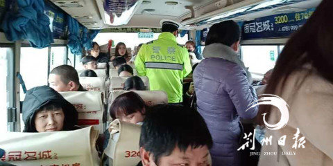 荊州城區(qū)春運(yùn)首張客車超員罰單開出 司機(jī)被記3分