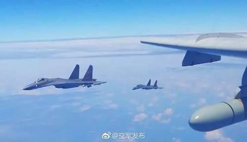 資料圖片：2018年4月19日，空軍組織多架轟炸機、偵察機成體系“繞島巡航”。（@空軍發(fā)布）