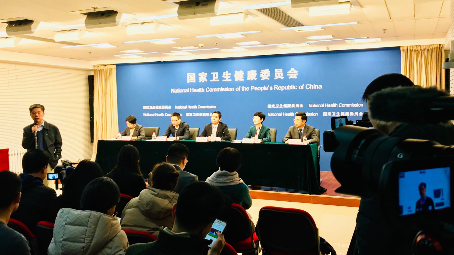 春節(jié)前這場衛(wèi)健委發(fā)布會有多火:主席臺記者席全坐滿 專家拿礦泉水瓶現場“