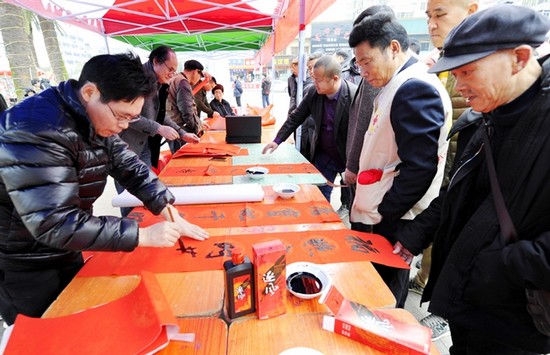 書法家為市民書寫春聯(lián)。