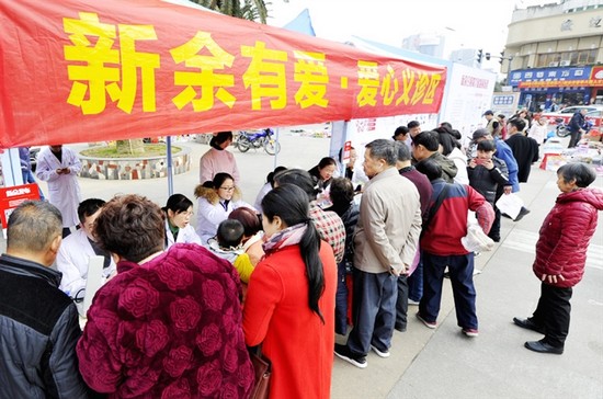 市人民醫(yī)院的醫(yī)生為市民義診。