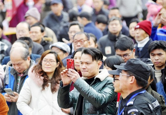 現(xiàn)場觀眾記錄精彩時刻。