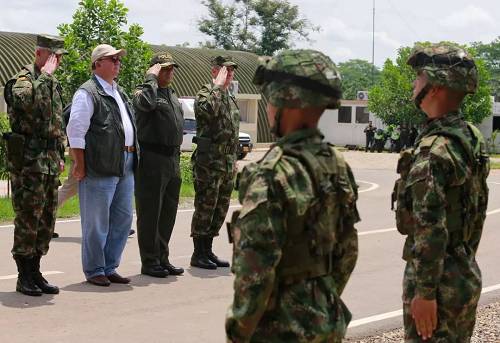 資料圖片：2018年4月27日，哥倫比亞卡塔通博，哥倫比亞國防部長Luis Carlos Villegas視察Tibu的軍事基地。（視覺中國）